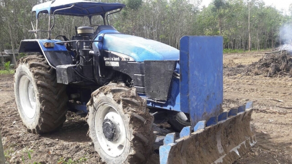 รถไถฟอร์ด รุ่น TF90.  2 เพลา.  ( รถทำงาน 6,xxx ชม. )   สนใจติดต่อ  081 - 6079515