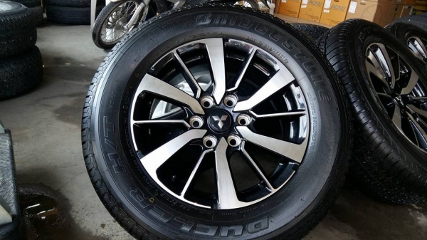 ขายแม็กป้ายแดง New pajero 18" พร้อมยางปี15 สนใจติดต่อ ตาเล็ก ล้อและยาง 081-3747940