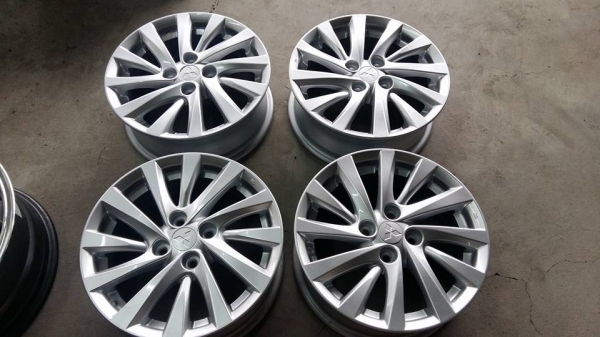 ขายล้อแม็ก mitsu attrage 15"  สนใจติดต่อเล็กคลองสามครับ 081-3747940
