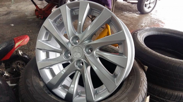 ขายล้อแม็ก mitsu attrage 15"  สนใจติดต่อเล็กคลองสามครับ 081-3747940
