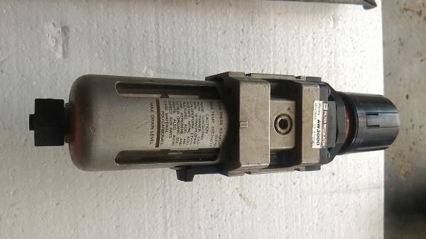 ชุดดักน้ำดักฝุ่นและปรับตั้งแรงดันลมให้คงที่ ยี่ห้อ SMC แบบท่อเดียว เพิ่มความมั่นใจในการดักจับความชื่นและฝุ่นต่างๆ