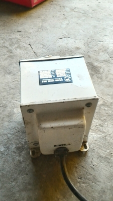 หม้อแปลงไฟจาก 220 V. ออกเป้น 110 V. ขนาดกำลัง 1500 W. มีปลั๊กพร้อมเสียบได้สองช่อง