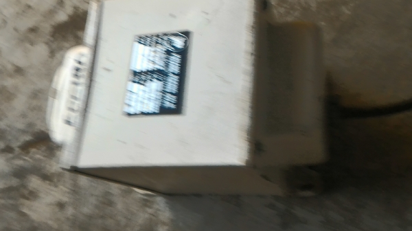 หม้อแปลงไฟจาก 220 V. ออกเป้น 110 V. ขนาดกำลัง 1500 W. มีปลั๊กพร้อมเสียบได้สองช่อง