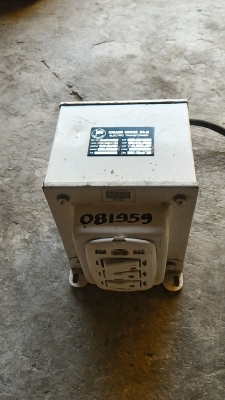 หม้อแปลงไฟจาก 220 V. ออกเป้น 110 V. ขนาดกำลัง 1500 W. มีปลั๊กพร้อมเสียบได้สองช่อง