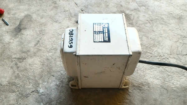 หม้อแปลงไฟจาก 220 V. ออกเป้น 110 V. ขนาดกำลัง 1500 W. มีปลั๊กพร้อมเสียบได้สองช่อง