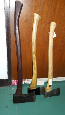 ขายขวานตราเสือขนาดหัว2 1/4ปอน MADE IN SWEDEN.ด้ามไม้ฮิคกอรี่