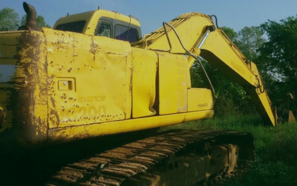 KOMATSU PC 200-6 เอกสารเล่มทะเบียนครบพร้อม ภายในห้องเก๋งสะอาดสวย แอร์เย็น ไฟฟ้าหน้าจอครบ ภายนอกบอดี้สวยเดิม บูมอาร์มไม่มีปะไม่มีดาม ช่วงล่างเอวแน่นดี โรลเลอร์โซ่ใบแทรกสภาพดีโดยรวมประมาณ 65\% พร้อมทำงานได้เลย ราคาต่อรองได้ครับ