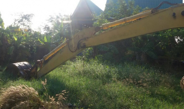 KOMATSU PC 200-6 เอกสารเล่มทะเบียนครบพร้อม ภายในห้องเก๋งสะอาดสวย แอร์เย็น ไฟฟ้าหน้าจอครบ ภายนอกบอดี้สวยเดิม บูมอาร์มไม่มีปะไม่มีดาม ช่วงล่างเอวแน่นดี โรลเลอร์โซ่ใบแทรกสภาพดีโดยรวมประมาณ 65\% พร้อมทำงานได้เลย ราคาต่อรองได้ครับ