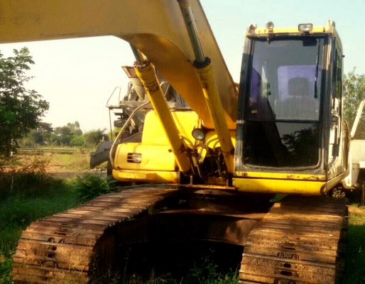 KOMATSU PC 200-6 เอกสารเล่มทะเบียนครบพร้อม ภายในห้องเก๋งสะอาดสวย แอร์เย็น ไฟฟ้าหน้าจอครบ ภายนอกบอดี้สวยเดิม บูมอาร์มไม่มีปะไม่มีดาม ช่วงล่างเอวแน่นดี โรลเลอร์โซ่ใบแทรกสภาพดีโดยรวมประมาณ 65\% พร้อมทำงานได้เลย ราคาต่อรองได้ครับ