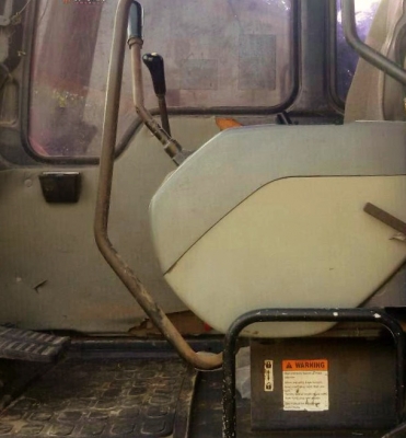 KOMATSU PC 200-6 เอกสารเล่มทะเบียนครบพร้อม ภายในห้องเก๋งสะอาดสวย แอร์เย็น ไฟฟ้าหน้าจอครบ ภายนอกบอดี้สวยเดิม บูมอาร์มไม่มีปะไม่มีดาม ช่วงล่างเอวแน่นดี โรลเลอร์โซ่ใบแทรกสภาพดีโดยรวมประมาณ 65\% พร้อมทำงานได้เลย ราคาต่อรองได้ครับ