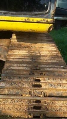 KOMATSU PC 200-6 เอกสารเล่มทะเบียนครบพร้อม ภายในห้องเก๋งสะอาดสวย แอร์เย็น ไฟฟ้าหน้าจอครบ ภายนอกบอดี้สวยเดิม บูมอาร์มไม่มีปะไม่มีดาม ช่วงล่างเอวแน่นดี โรลเลอร์โซ่ใบแทรกสภาพดีโดยรวมประมาณ 65\% พร้อมทำงานได้เลย ราคาต่อรองได้ครับ