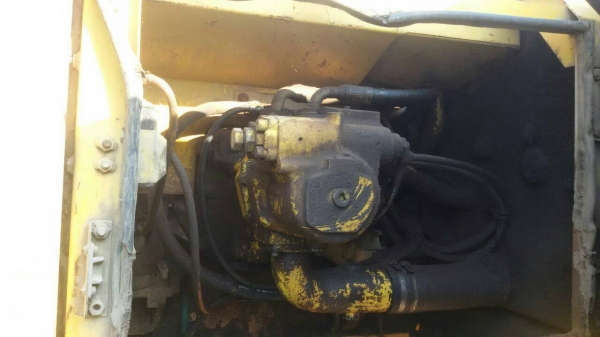 KOMATSU PC 200-6 เอกสารเล่มทะเบียนครบพร้อม ภายในห้องเก๋งสะอาดสวย แอร์เย็น ไฟฟ้าหน้าจอครบ ภายนอกบอดี้สวยเดิม บูมอาร์มไม่มีปะไม่มีดาม ช่วงล่างเอวแน่นดี โรลเลอร์โซ่ใบแทรกสภาพดีโดยรวมประมาณ 65\% พร้อมทำงานได้เลย ราคาต่อรองได้ครับ