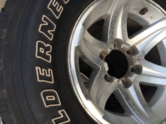 ล้อขอบ 15" 139.7 พร้อมยาง31"x10.5R15 ขาย 6,500 สนใจโทร 062-121-9299/088-022-3848