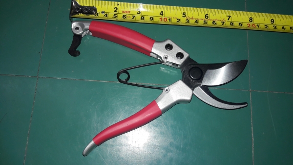 ขายกรรไกรตัดกิ่งไม้ขนาด8นิ้ว UNIOR Made in Slovenia.
