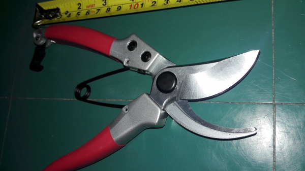 ขายกรรไกรตัดกิ่งไม้ขนาด8นิ้ว UNIOR Made in Slovenia.