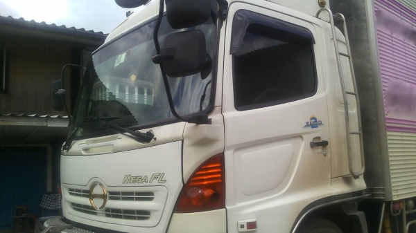 รถฮีโน่ 10 ล้อ ตู้เย็น  FL1J   260 แรงม้า. ปี 48.   สนใจติดต่อ  081 - 6079515