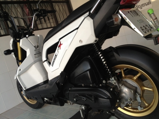 Zoomer-x ตัวTOP โฉมใหม่ สีขาว วิ่ง8000 ปลายปี57 (ของแถม 4 รายการ) Zoomer-x ตัวTOP โฉมใหม่ สีขาว วิ่ง8000 ปลายปี57 (ของแถม 4 รายการ)