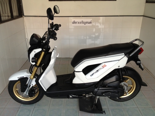 Zoomer-x ตัวTOP โฉมใหม่ สีขาว วิ่ง8000 ปลายปี57 (ของแถม 4 รายการ) Zoomer-x ตัวTOP โฉมใหม่ สีขาว วิ่ง8000 ปลายปี57 (ของแถม 4 รายการ)