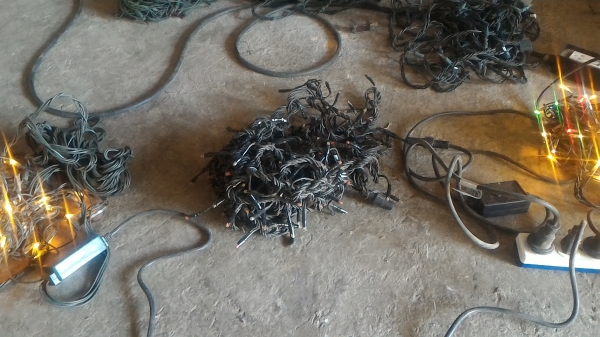 ให้ยกชุด 6 ชุด หลอดไฟประดับเทศกาลมี LED 3 ชุดและหลอดธรรมดา 3 ชุด ไฟเปลี่้ยนสีและรูปแบบได้