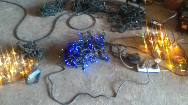 ให้ยกชุด 6 ชุด หลอดไฟประดับเทศกาลมี LED 3 ชุดและหลอดธรรมดา 3 ชุด ไฟเปลี่้ยนสีและรูปแบบได้