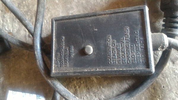 ให้ยกชุด 6 ชุด หลอดไฟประดับเทศกาลมี LED 3 ชุดและหลอดธรรมดา 3 ชุด ไฟเปลี่้ยนสีและรูปแบบได้