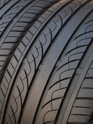 ยาง SONNY 225-40-18 ปี 15 ครบชุด 4 เส้น 5000  ไม่ควรพลาด สภาพสวยๆเนื้อนิ่มๆไม่มีปะไม่บวมดอกยางเหลือเยอะเอาไปวิ่งกันใด้อีกยาวค่ะ