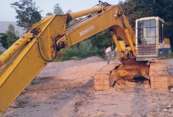 KOMATSU PC 200-5 เอกสารเล่มทะเบียนครบพร้อม ภายในเก๋งสะอาดสวย แอร์เย็น ไฟฟ้าหน้าจอครบ คอนโทรลยาว เครื่องยนต์เดิมๆปั๊มเดิมแห้งดีแรงดีทำงานไม่โหลดครับ ภายนอกบูมอาร์มสวยๆไม่ปะ ช่วงล่างเอวแน่น โรลเลอร์โซ่ใบแทรกสภาพดีโดยรวมประมาณ 65\% พร้อมใช้งานได้เลย ราคาต่อรอ