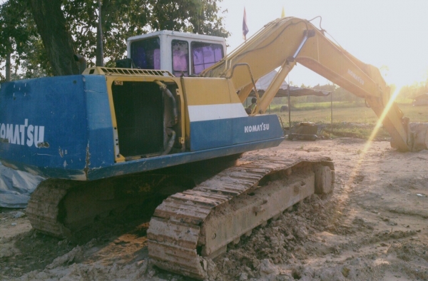 KOMATSU PC 200-5 เอกสารเล่มทะเบียนครบพร้อม ภายในเก๋งสะอาดสวย แอร์เย็น ไฟฟ้าหน้าจอครบ คอนโทรลยาว เครื่องยนต์เดิมๆปั๊มเดิมแห้งดีแรงดีทำงานไม่โหลดครับ ภายนอกบูมอาร์มสวยๆไม่ปะ ช่วงล่างเอวแน่น โรลเลอร์โซ่ใบแทรกสภาพดีโดยรวมประมาณ 65\% พร้อมใช้งานได้เลย ราคาต่อรอ
