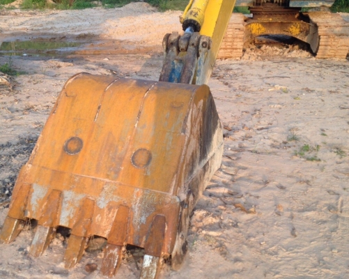 KOMATSU PC 200-5 เอกสารเล่มทะเบียนครบพร้อม ภายในเก๋งสะอาดสวย แอร์เย็น ไฟฟ้าหน้าจอครบ คอนโทรลยาว เครื่องยนต์เดิมๆปั๊มเดิมแห้งดีแรงดีทำงานไม่โหลดครับ ภายนอกบูมอาร์มสวยๆไม่ปะ ช่วงล่างเอวแน่น โรลเลอร์โซ่ใบแทรกสภาพดีโดยรวมประมาณ 65\% พร้อมใช้งานได้เลย ราคาต่อรอ