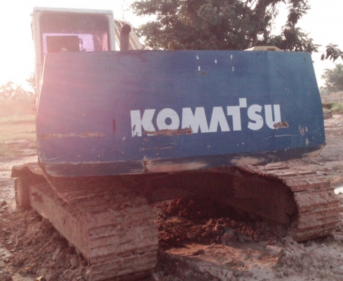 KOMATSU PC 200-5 เอกสารเล่มทะเบียนครบพร้อม ภายในเก๋งสะอาดสวย แอร์เย็น ไฟฟ้าหน้าจอครบ คอนโทรลยาว เครื่องยนต์เดิมๆปั๊มเดิมแห้งดีแรงดีทำงานไม่โหลดครับ ภายนอกบูมอาร์มสวยๆไม่ปะ ช่วงล่างเอวแน่น โรลเลอร์โซ่ใบแทรกสภาพดีโดยรวมประมาณ 65\% พร้อมใช้งานได้เลย ราคาต่อรอ