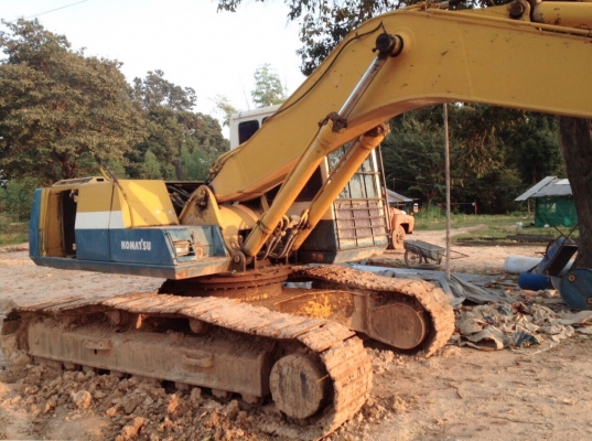 KOMATSU PC 200-5 เอกสารเล่มทะเบียนครบพร้อม ภายในเก๋งสะอาดสวย แอร์เย็น ไฟฟ้าหน้าจอครบ คอนโทรลยาว เครื่องยนต์เดิมๆปั๊มเดิมแห้งดีแรงดีทำงานไม่โหลดครับ ภายนอกบูมอาร์มสวยๆไม่ปะ ช่วงล่างเอวแน่น โรลเลอร์โซ่ใบแทรกสภาพดีโดยรวมประมาณ 65\% พร้อมใช้งานได้เลย ราคาต่อรอ