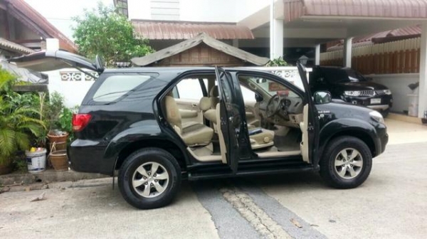 06 toyota fortuner 3.0 G สีดำเกียร์ธรรมดา รถสวยพร้อมใช้งาน รถสวยไม่มีชน