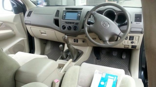 06 toyota fortuner 3.0 G สีดำเกียร์ธรรมดา รถสวยพร้อมใช้งาน รถสวยไม่มีชน