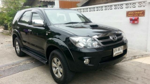 06 toyota fortuner 3.0 G สีดำเกียร์ธรรมดา รถสวยพร้อมใช้งาน รถสวยไม่มีชน