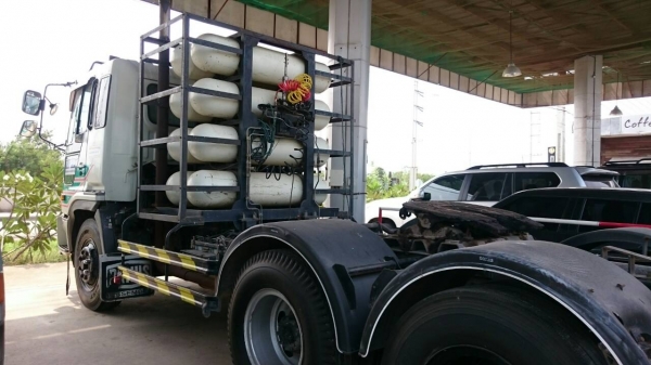 HINO WEICHAI หัวลากมาตรฐาน300แรงม้า3เพลา6ล้อยาง10เส้นปี2552