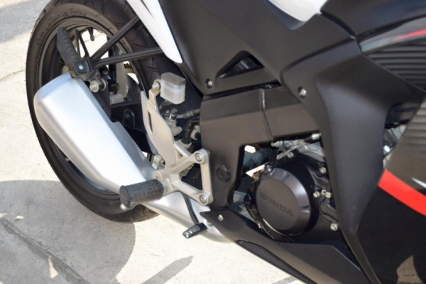 Honda Cbr 150i สีขาว สภาพป้ายแดง รถ 9 เดือน ราคา เบา ๆ