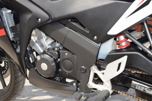 Honda Cbr 150i สีขาว สภาพป้ายแดง รถ 9 เดือน ราคา เบา ๆ