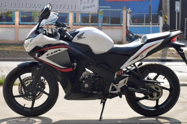 Honda Cbr 150i สีขาว สภาพป้ายแดง รถ 9 เดือน ราคา เบา ๆ
