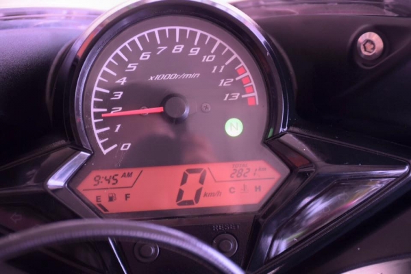 Honda Cbr 150i สีขาว สภาพป้ายแดง รถ 9 เดือน ราคา เบา ๆ