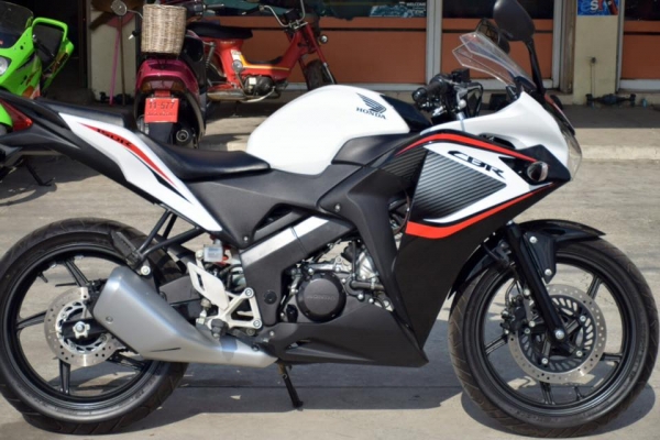 Honda Cbr 150i สีขาว สภาพป้ายแดง รถ 9 เดือน ราคา เบา ๆ