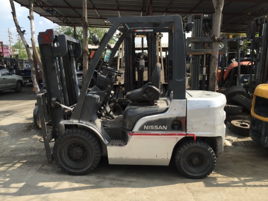 รถยกนิสสัน น้ำหนักยก 2.5 ตัน เสาสูง 3 เมตร เครื่องดีเซล เกียร์ธรรมดา ใช้งาน 6900 ชม.