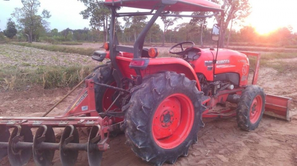 ขายรถไถ KUBOTA L4708 ใช้งานน้อย อุปกรณ์ครบ ดันหน้า ผานหลัง เอกสารพร้อมโอน สนใจโทร 090-8588220คุณนะ 093-3258446คุณบิว หรือเข้าดูสินค้าอื่นๆได้ที่ www.truck.in.th/498 หรือเพจFacebook ณรงค์ ซื้อขายรถมือสอง (เว็บไซต์ส่วนตัว) หรือFacebook อู่ คุณนะ