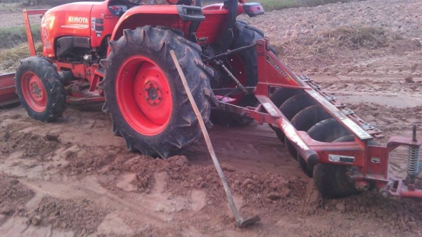 ขายรถไถ KUBOTA L4708 ใช้งานน้อย อุปกรณ์ครบ ดันหน้า ผานหลัง เอกสารพร้อมโอน สนใจโทร 090-8588220คุณนะ 093-3258446คุณบิว หรือเข้าดูสินค้าอื่นๆได้ที่ www.truck.in.th/498 หรือเพจFacebook ณรงค์ ซื้อขายรถมือสอง (เว็บไซต์ส่วนตัว) หรือFacebook อู่ คุณนะ