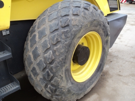 รถบดสั่นสะเทือนหน้าเหล็ก หลังยาง ขนาด 10 ตัน Bomag BW211D-4 #1437 รถถึงไทยแล้วนะคะ สภาพดี เก่านอกแท้ ติดต่อ ใหม่ 061-4194022