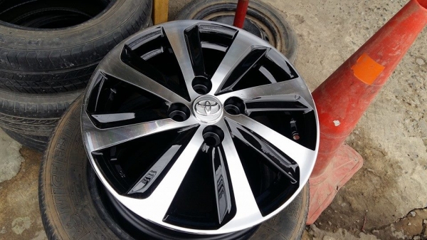 ขายล้อแม็กvios/yaris สีดำหน้าเงา 15"  สนใจติดต่อ ตาเล็ก ล้อและยางครับ 081-3747940