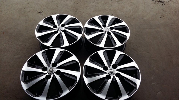 ขายล้อแม็กvios/yaris สีดำหน้าเงา 15"  สนใจติดต่อ ตาเล็ก ล้อและยางครับ 081-3747940