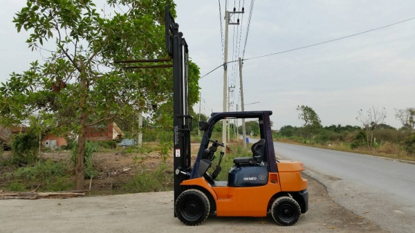 ขายด่วนรถยก TOYOTA 7FGยก2.0ตัน เสาสูง3.เมตรรุ้นใหม่รองท็อบยางตัน4เส้นรถนอกนำเข้ายังไม่เคยใช้งานในเมืองไทยเลย