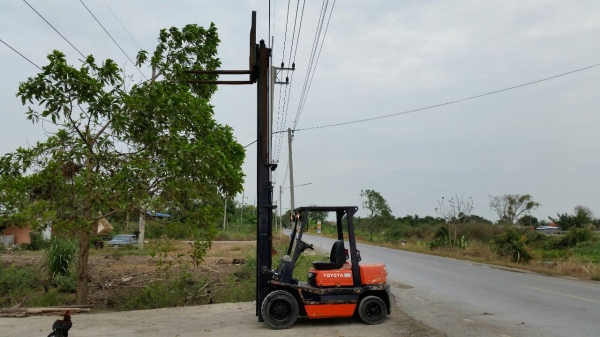 ขายด่วนรถยก TOYOTA 4FDดีเซลยก2.5ตันเสาสูง5เมตรงาสไลย์ได้ยางตัน4เส้นสวยๆรถนอกยังไม่เคยใช้งานในเมืองไทยเลย=รุ่นใหม่ขายถูกๆๆ