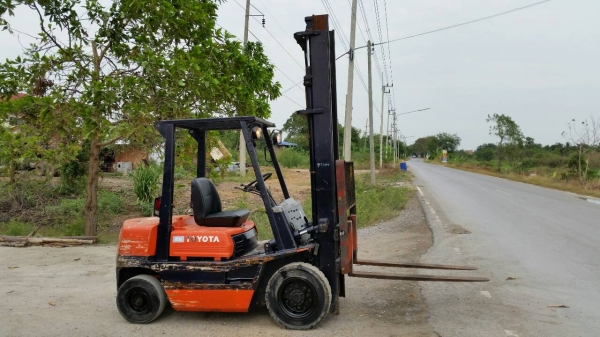 ขายด่วนรถยก TOYOTA 4FDดีเซลยก2.5ตันเสาสูง5เมตรงาสไลย์ได้ยางตัน4เส้นสวยๆรถนอกยังไม่เคยใช้งานในเมืองไทยเลย=รุ่นใหม่ขายถูกๆๆ