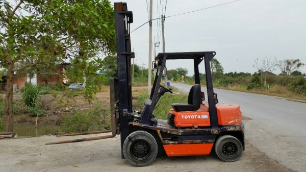 ขายด่วนรถยก TOYOTA 4FDดีเซลยก2.5ตันเสาสูง5เมตรงาสไลย์ได้ยางตัน4เส้นสวยๆรถนอกยังไม่เคยใช้งานในเมืองไทยเลย=รุ่นใหม่ขายถูกๆๆ